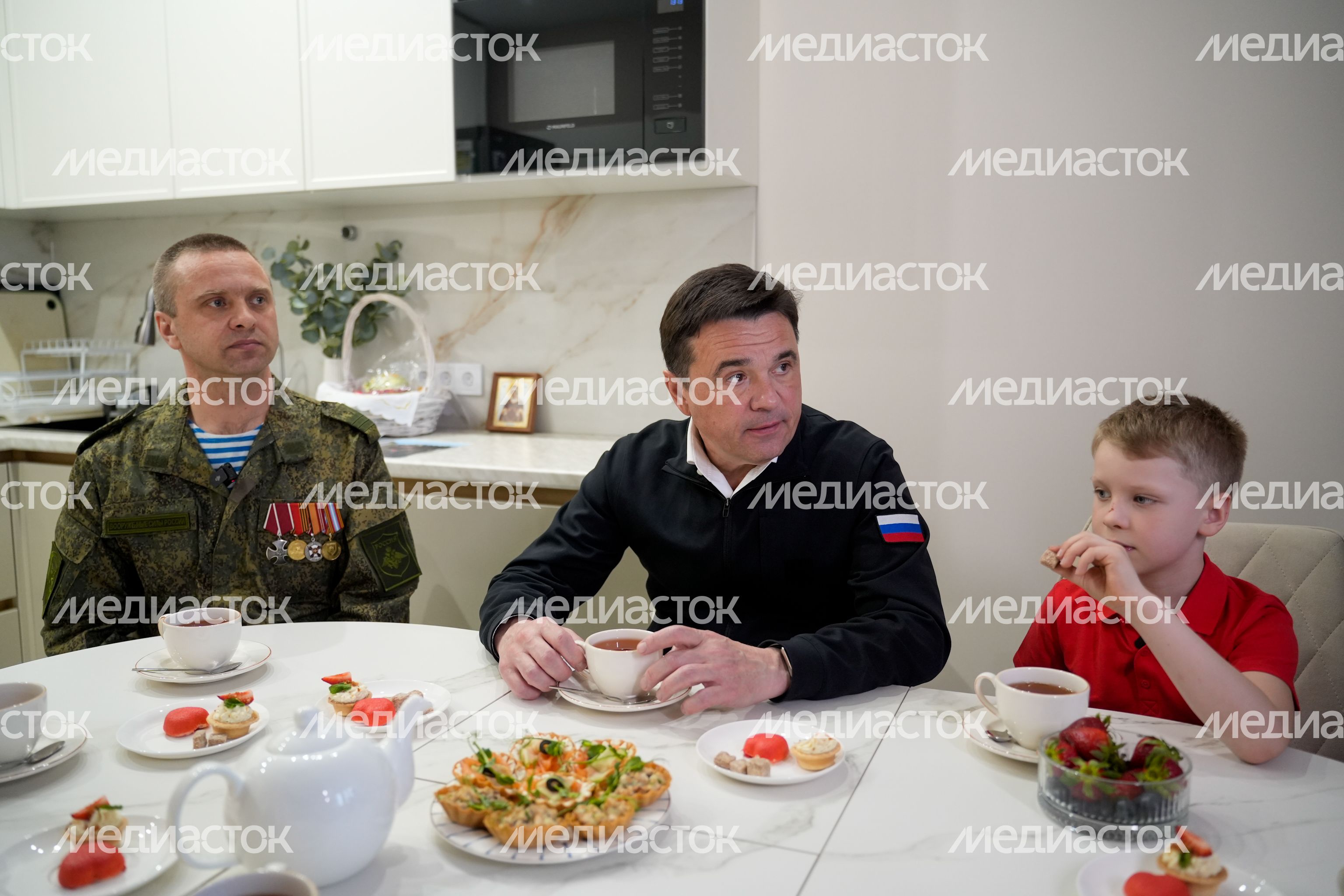 Андрей Воробьев накануне Пасхи навестил в Электрогорске героя СВО и его семью Андрей Воробьев накануне Пасхи навестил в Электрогорске героя СВО и его семью