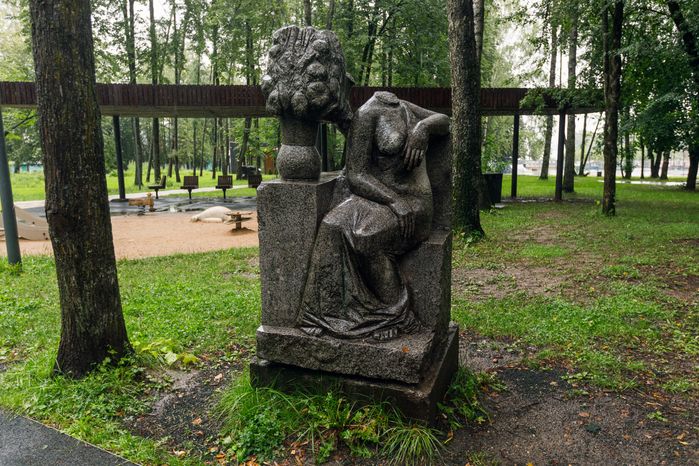 Скульптура в городском парке культуры и отдыха Солнечногорска