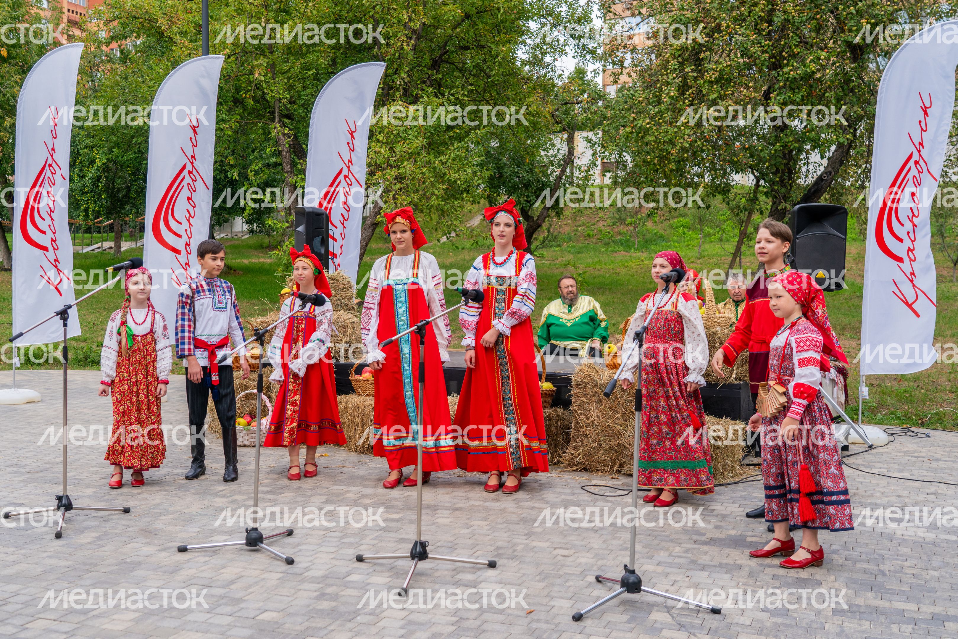 Народные творческие коллективы выступили на празднике Яблочного Спаса в Яблоневом сквере Красногорска Народные творческие коллективы выступили на празднике Яблочного Спаса в Яблоневом сквере Красногорска