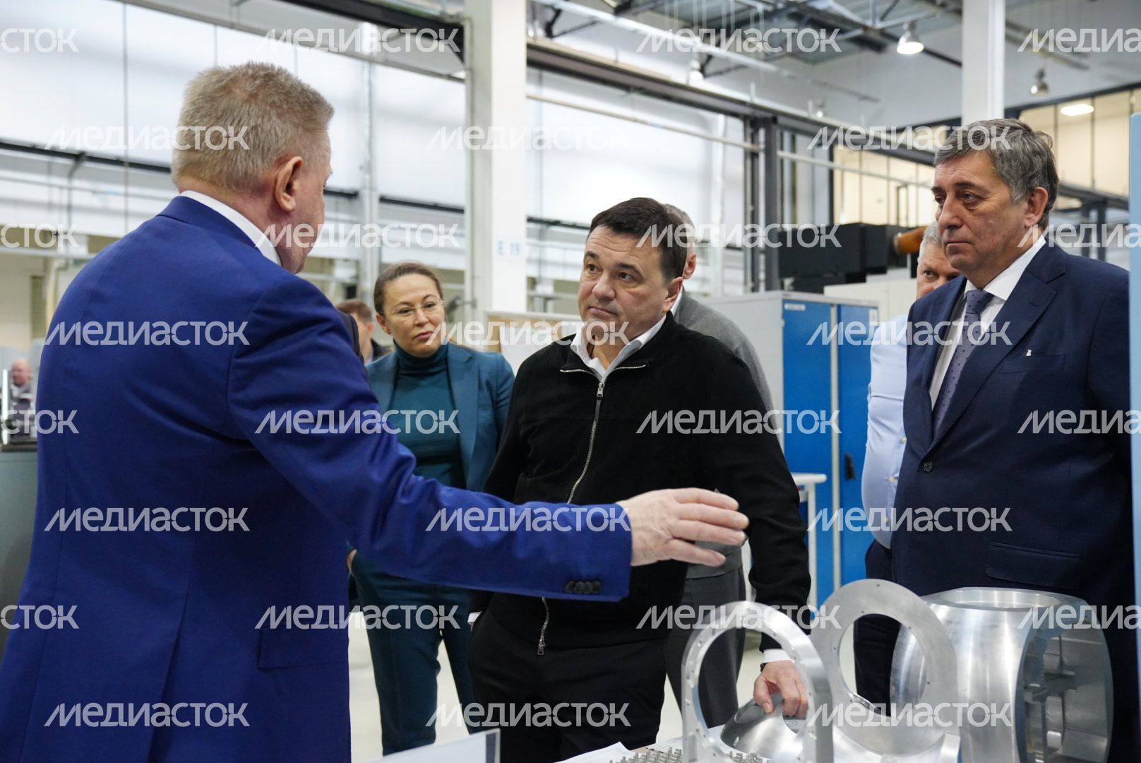 Вручение губернатором цветов сотрудникам НПП «Исток»​​