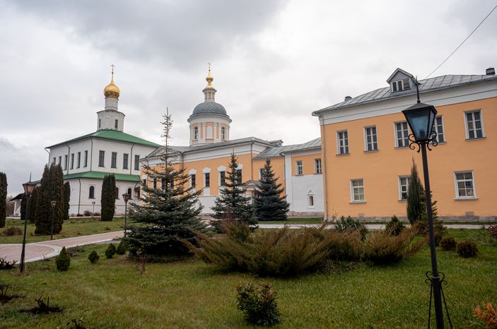 Осенние виды Богоявленского Старо-Голутвина мужского монастыря