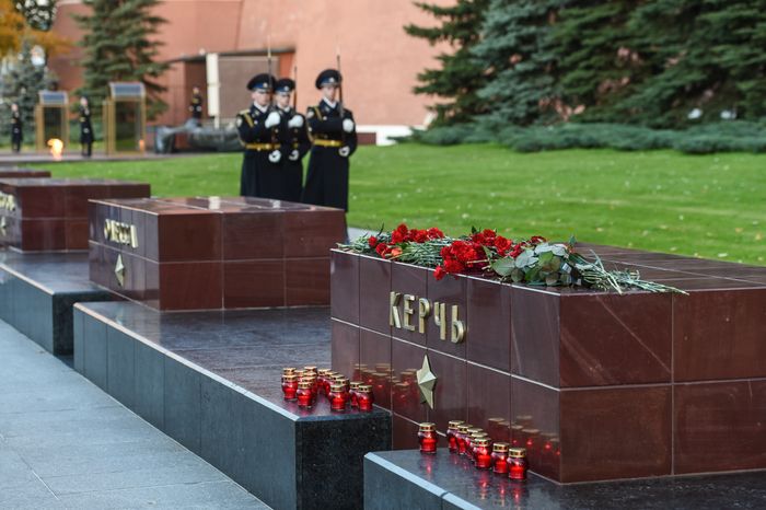 Возложение цветов к мемориалу города Керчь в Москве