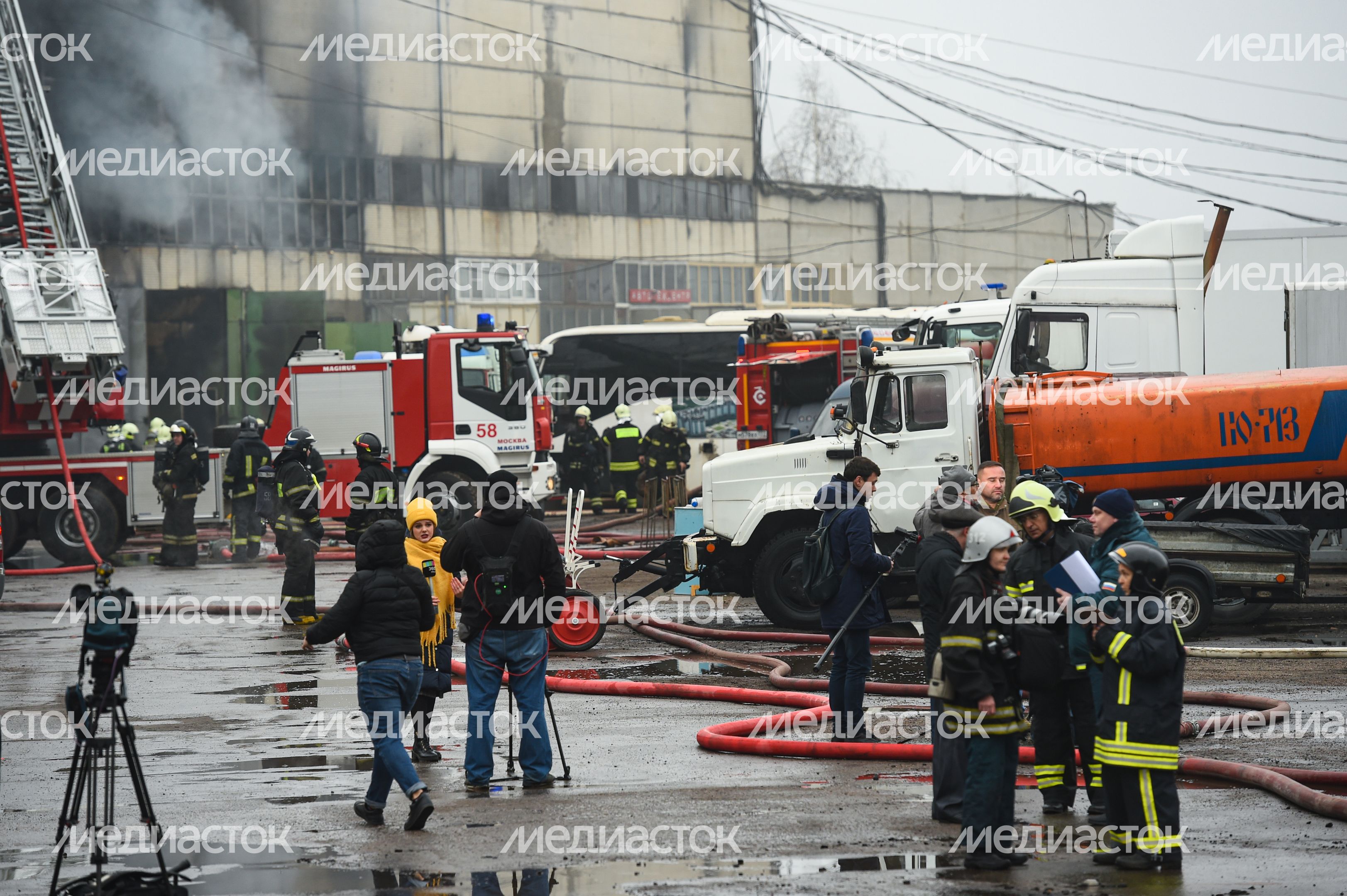 Пожар в складском помещении на улице Маршала Прошлякова в Москве