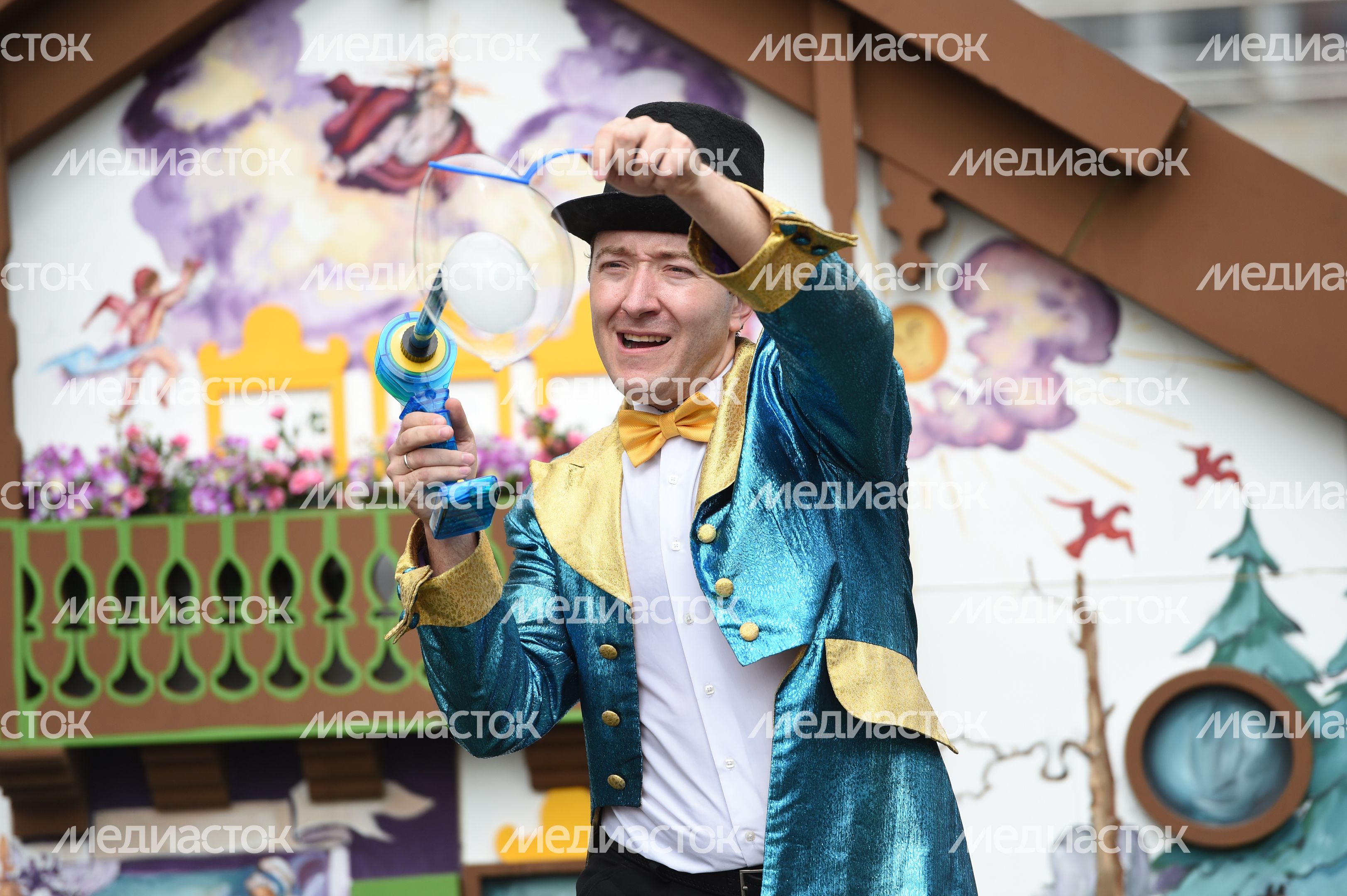 Шоу мыльных пузырей на Пушкинской площади в Москве
