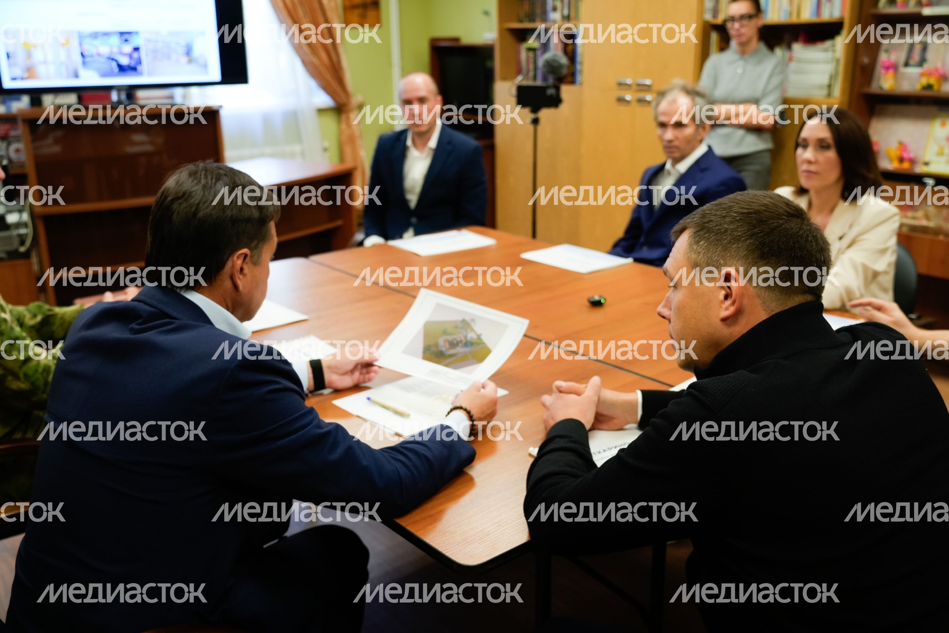 Андрей Воробьев встретился с главой г.о. Лыткарино и общественниками Андрей Воробьев встретился с главой г.о. Лыткарино и общественниками