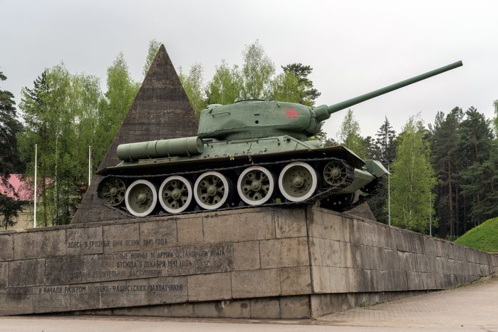 Памятник танку Т-34-85 у Ленино-Снегиревского военно-исторического музея в Ленино округа Истра