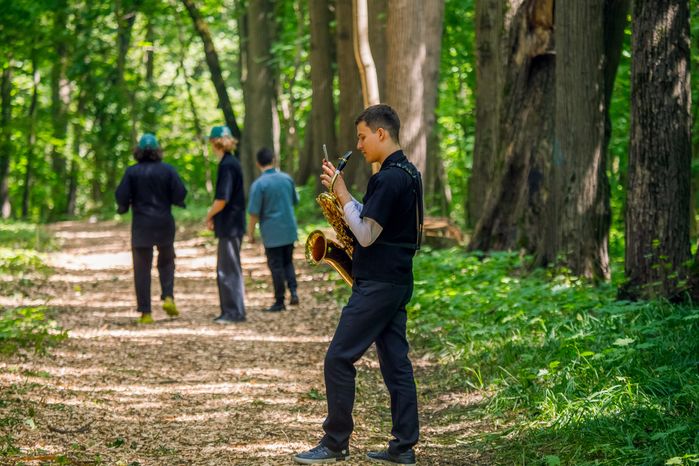 Прогулка по художественно-терапевтической тропе «Лес» в Горках Ленинских