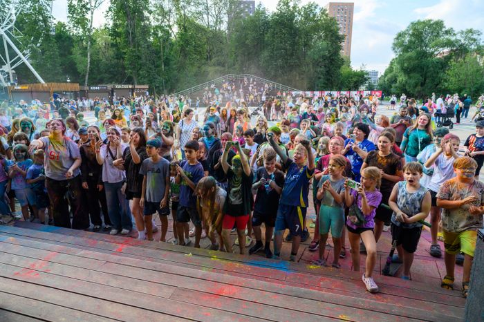 Фестиваль красок Holi Dance в Наташинском парке в Люберцах