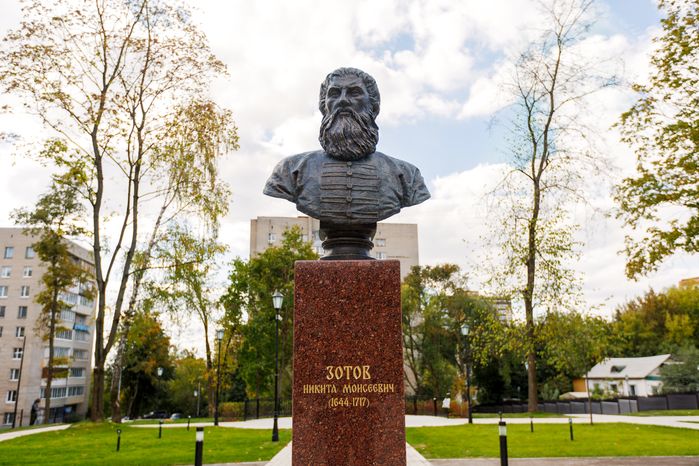 Бюст первому учителю Петра I Никите Моисеевичу Зотову в сквере усадьбы Лыткарино