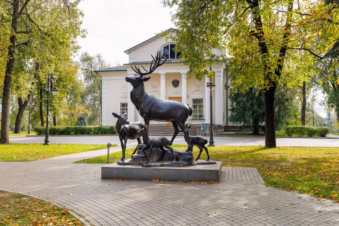 Скульптура оленей на территории усадьбы Белая дача осенью в Котельниках