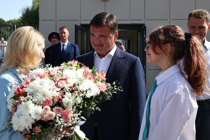 Андрей Воробьев посетил торжественную линейку в новой зарайской школе