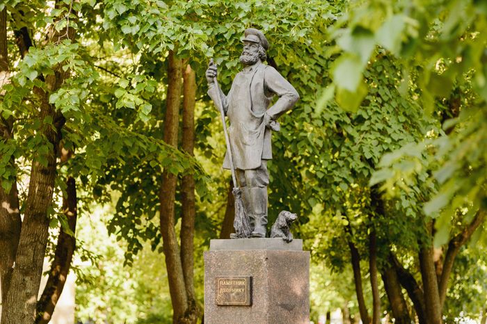 Памятник Дворник с собачкой