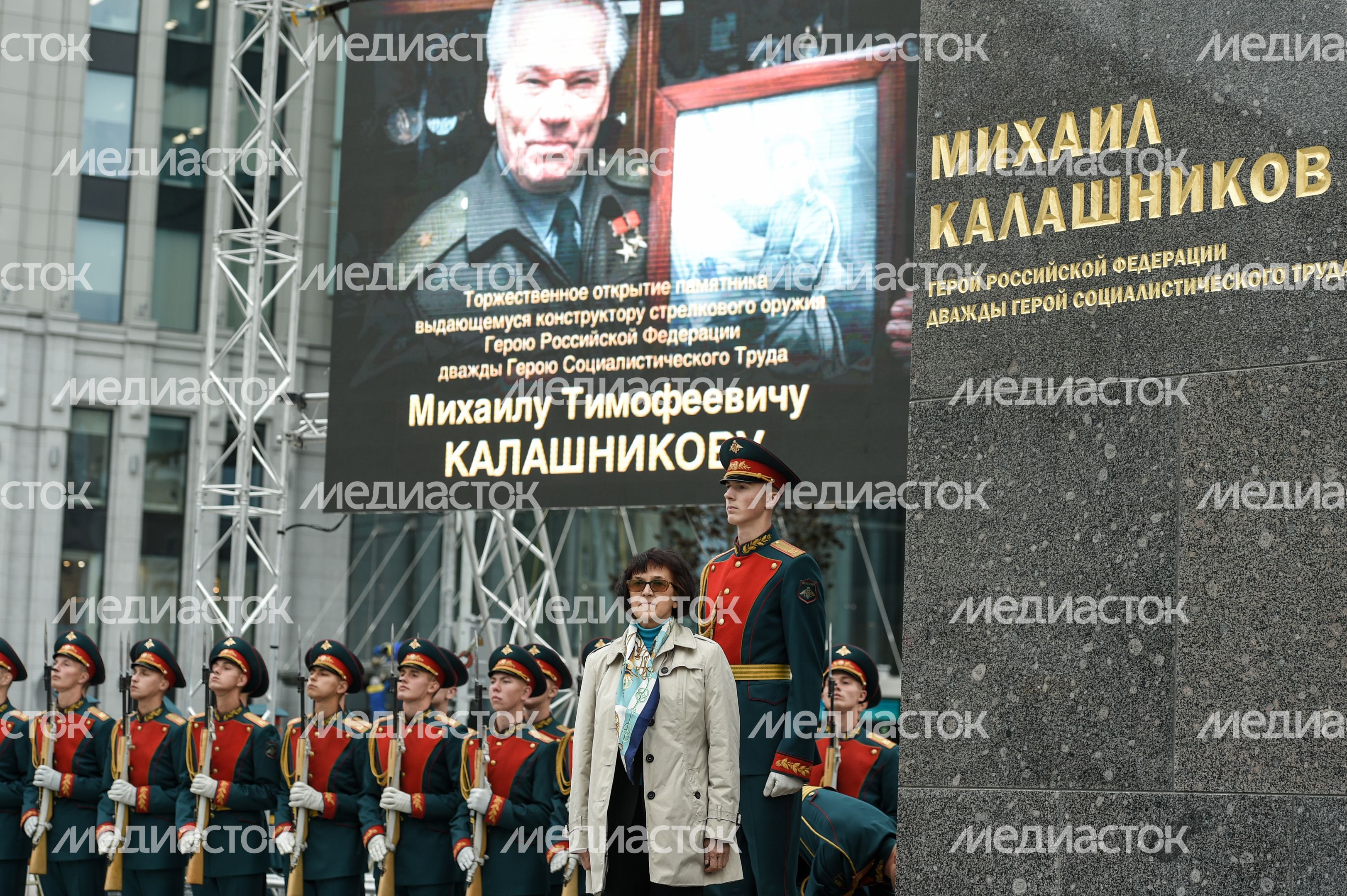 В Москве торжественно открыли памятник Михаилу Калашникову