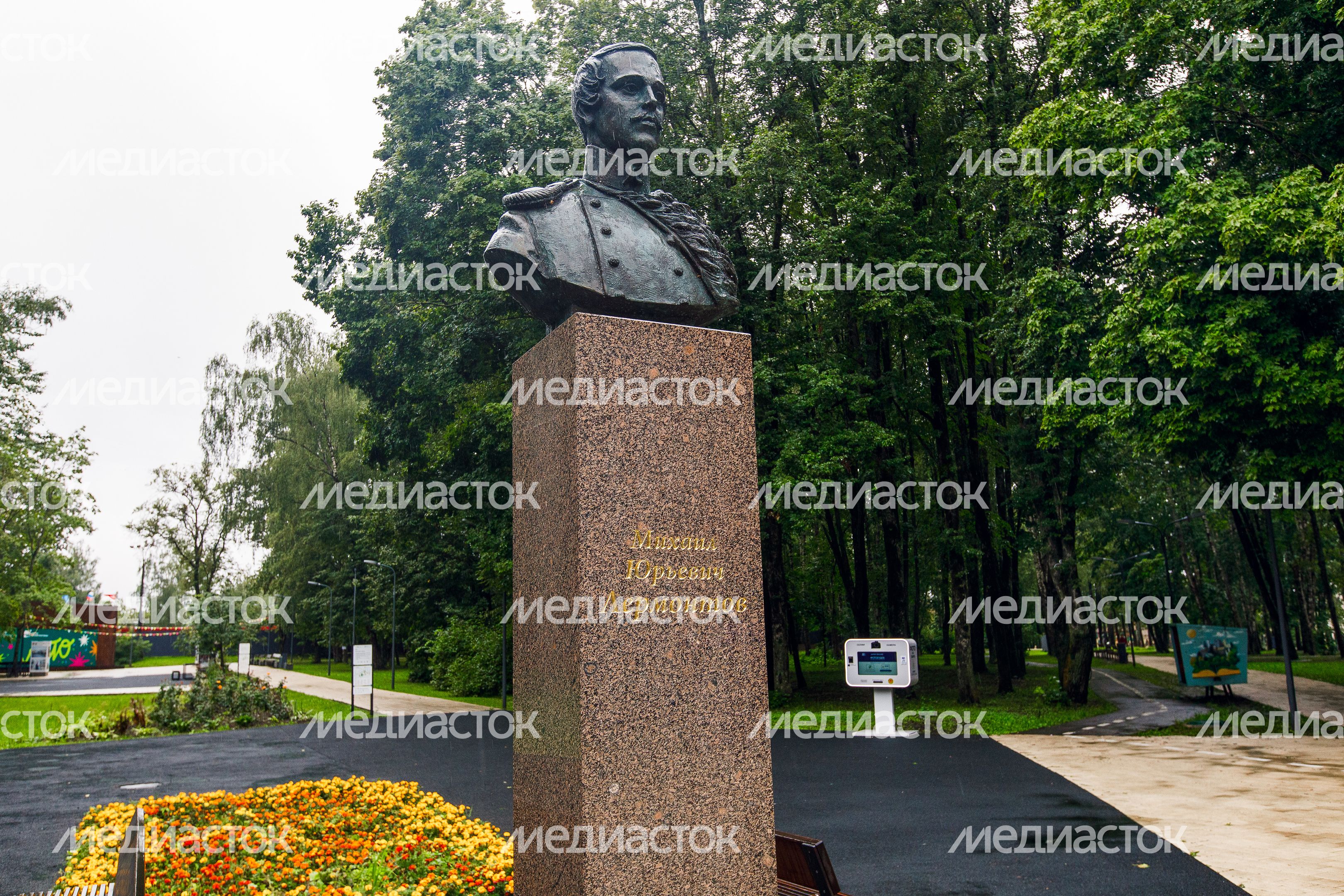 Бюст писателя Михаила Лермонтова в городском парке культуры и отдыха Солнечногорска Бюст писателя Михаила Лермонтова в городском парке культуры и отдыха Солнечногорска
