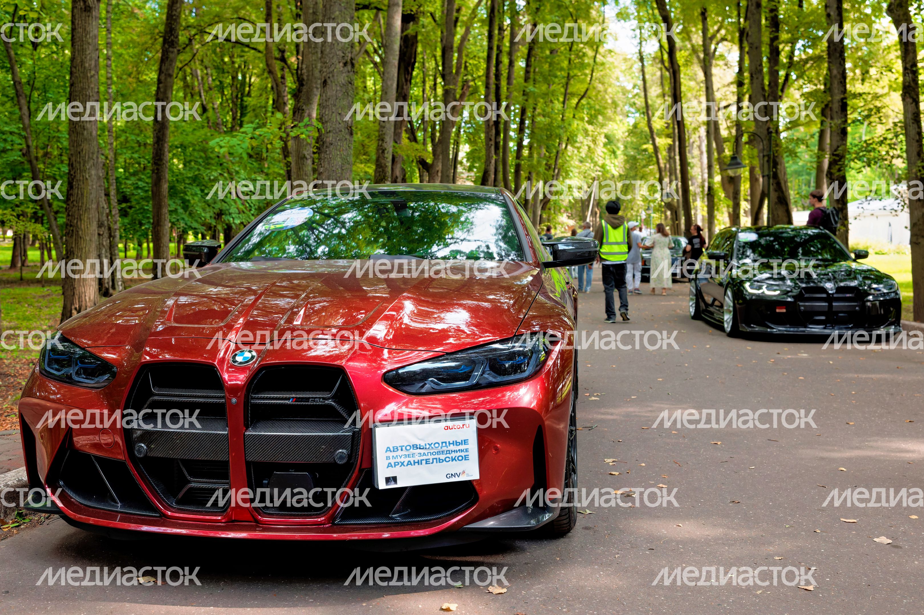 Ретроавтомобили и суперкары на автофестивале «Автовыходные в Архангельском» в округе Красногорск