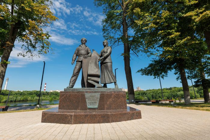 Памятник труженикам тыла 1941-1945 гг. на набережной Борисоглебского озера в Раменском парке