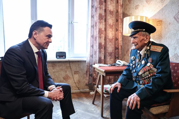 Губернатор присвоил знание Почетного гражданина ветерану Великой Отечественной войны Александру Золотову