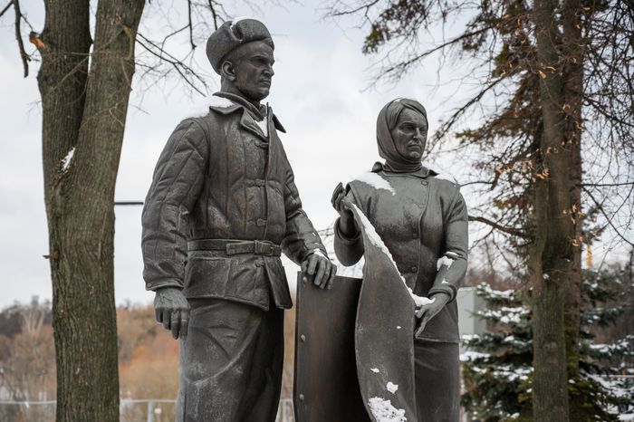 Памятник труженикам тыла в 1941-1945 у Троицкого собора в Раменском городском парке