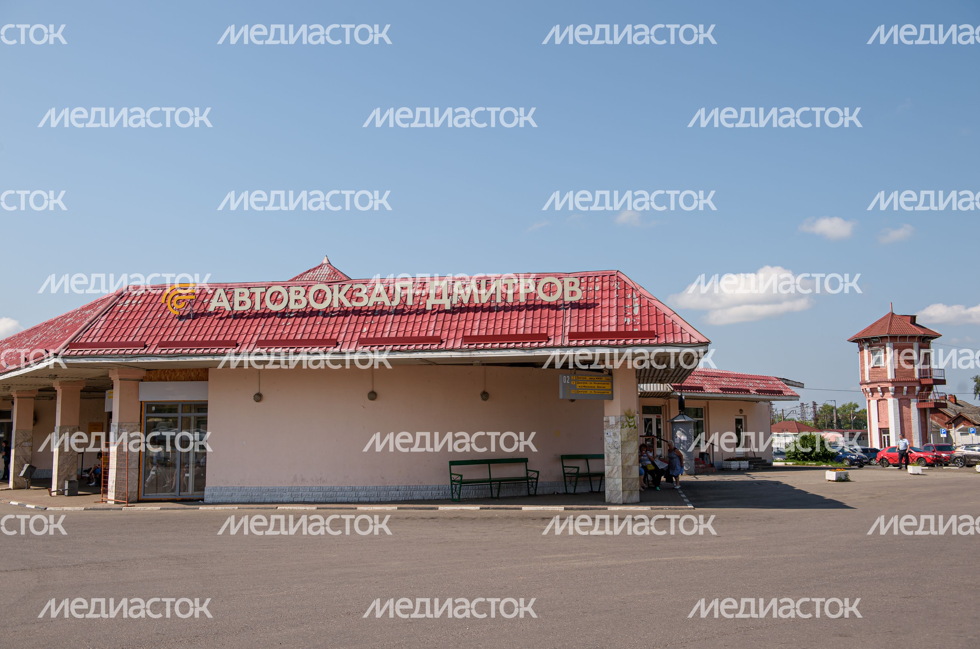 Летние виды автовокзала в городе Дмитров