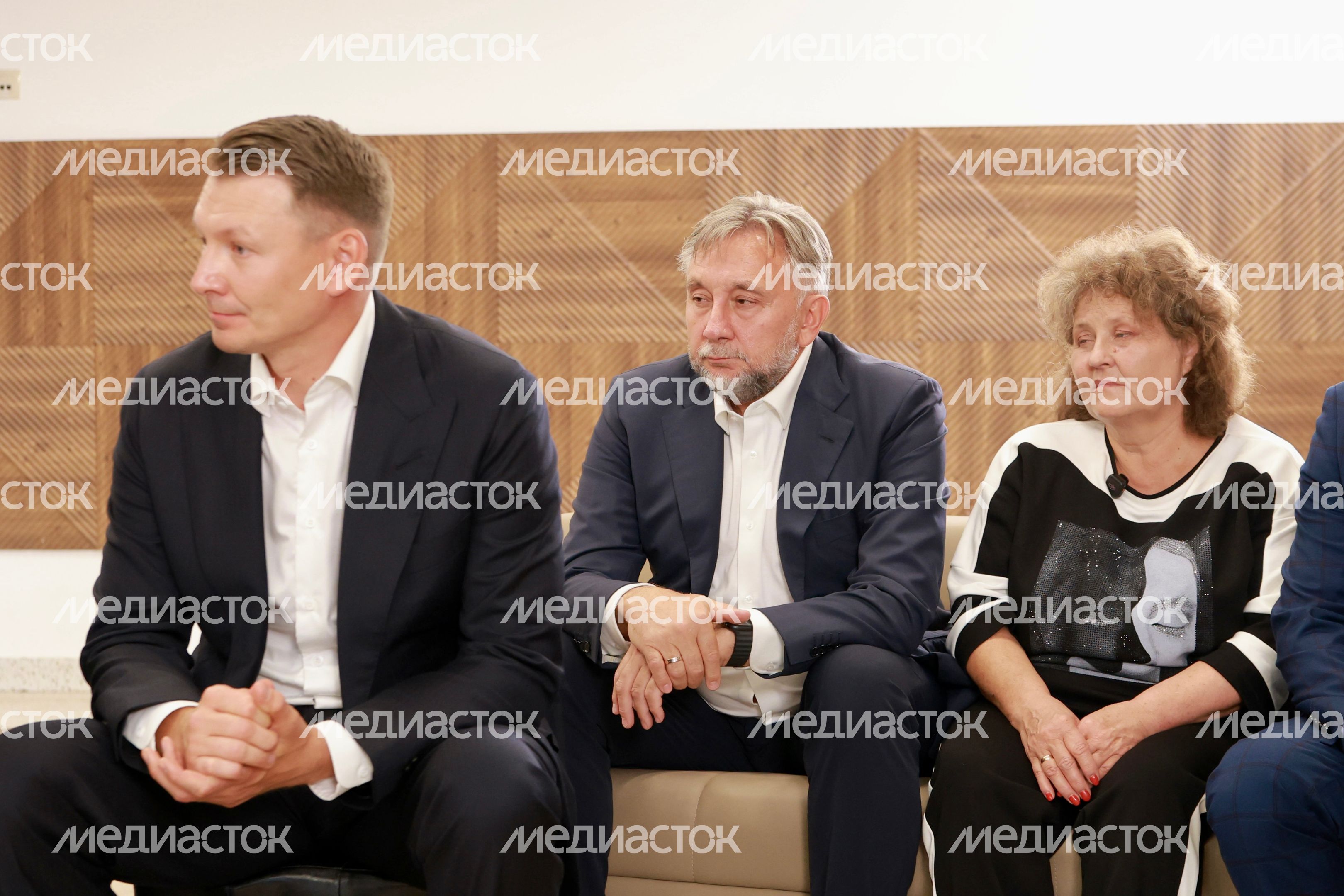 Сенатор А. Двойных и депутат Мособлдумы О. Жолобов на встрече с жителями Домодедово Сенатор А. Двойных и депутат Мособлдумы О. Жолобов на встрече с жителями Домодедово