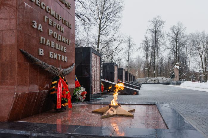 Мемориал "Вечный огонь" в городе Электросталь зимой