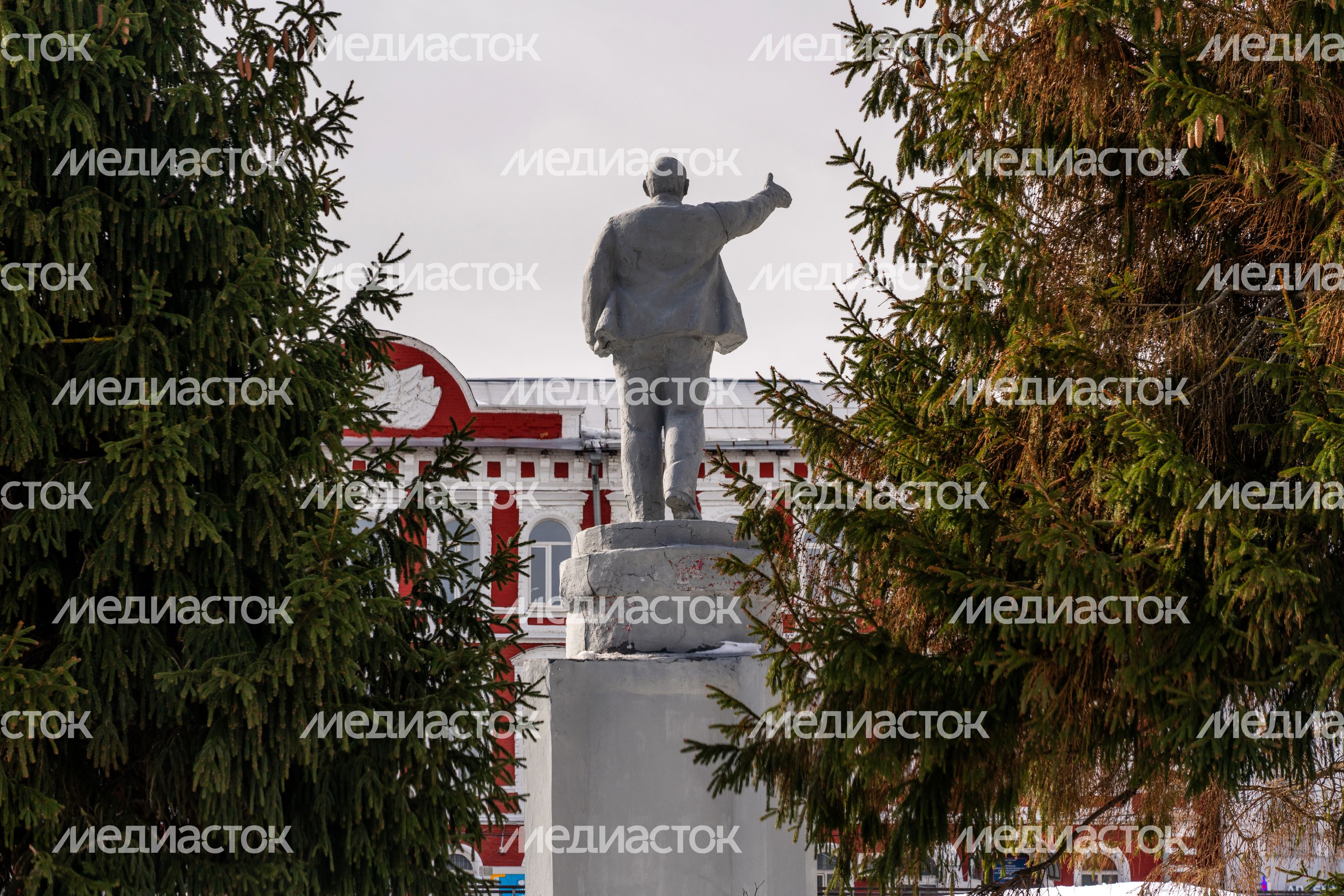 Памятник В.И. Ленину на площади Двух Революций Памятник В.И. Ленину на площади Двух Революций