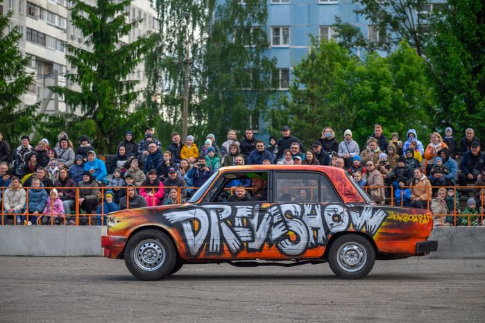 Невероятные трюки на автомобилях на шоу каскадеров в Чехове