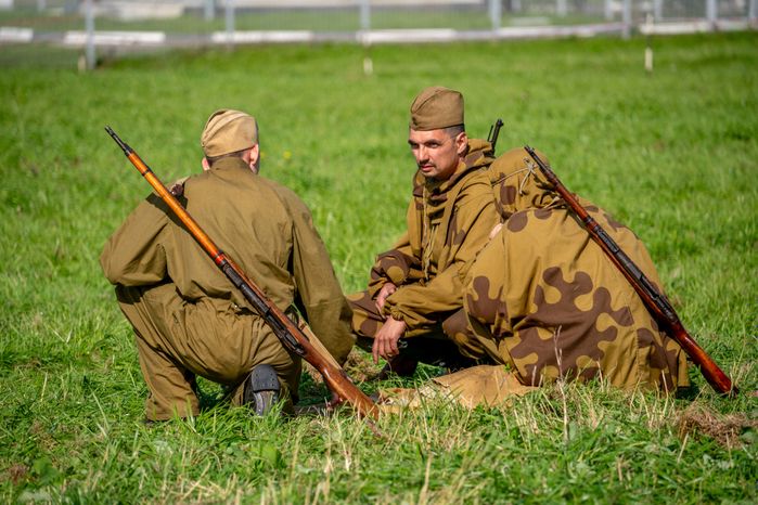 Солдаты на привале в военно-исторической реконструкции Битвы за Москву