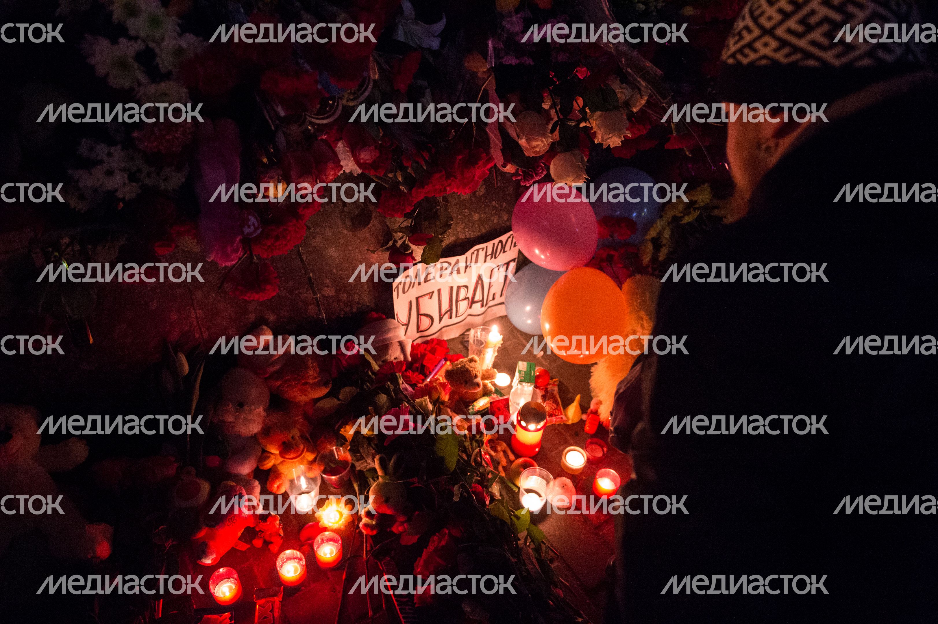 Мемориал из цветов и игрушек в честь погибшей девочки в Москве