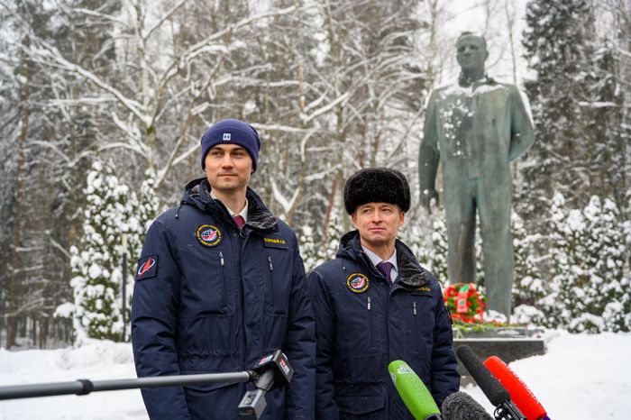 Космонавты экипажа МКС-73 Алексей Зубрицкий и Сергей Рыжиков в Звездном городке