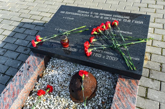 Открытие после реставрации воинского мемориала в деревне Ельня в Подмосковье