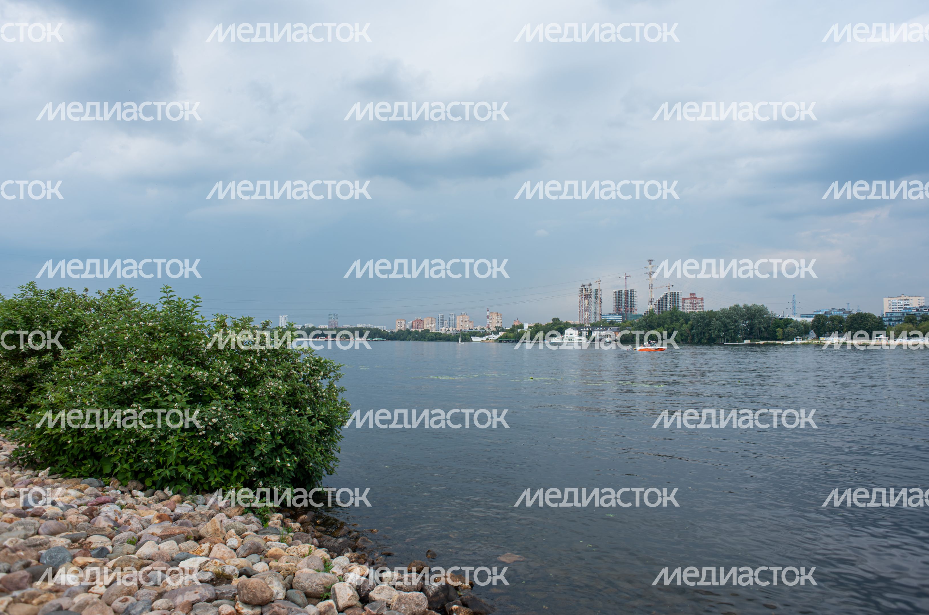 Летние виды Химкинского водохранилища