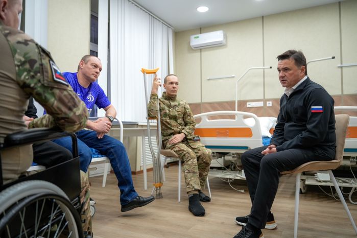 Андрей Воробьев навестил бойцов СВО в санатории "Солнечногорский"