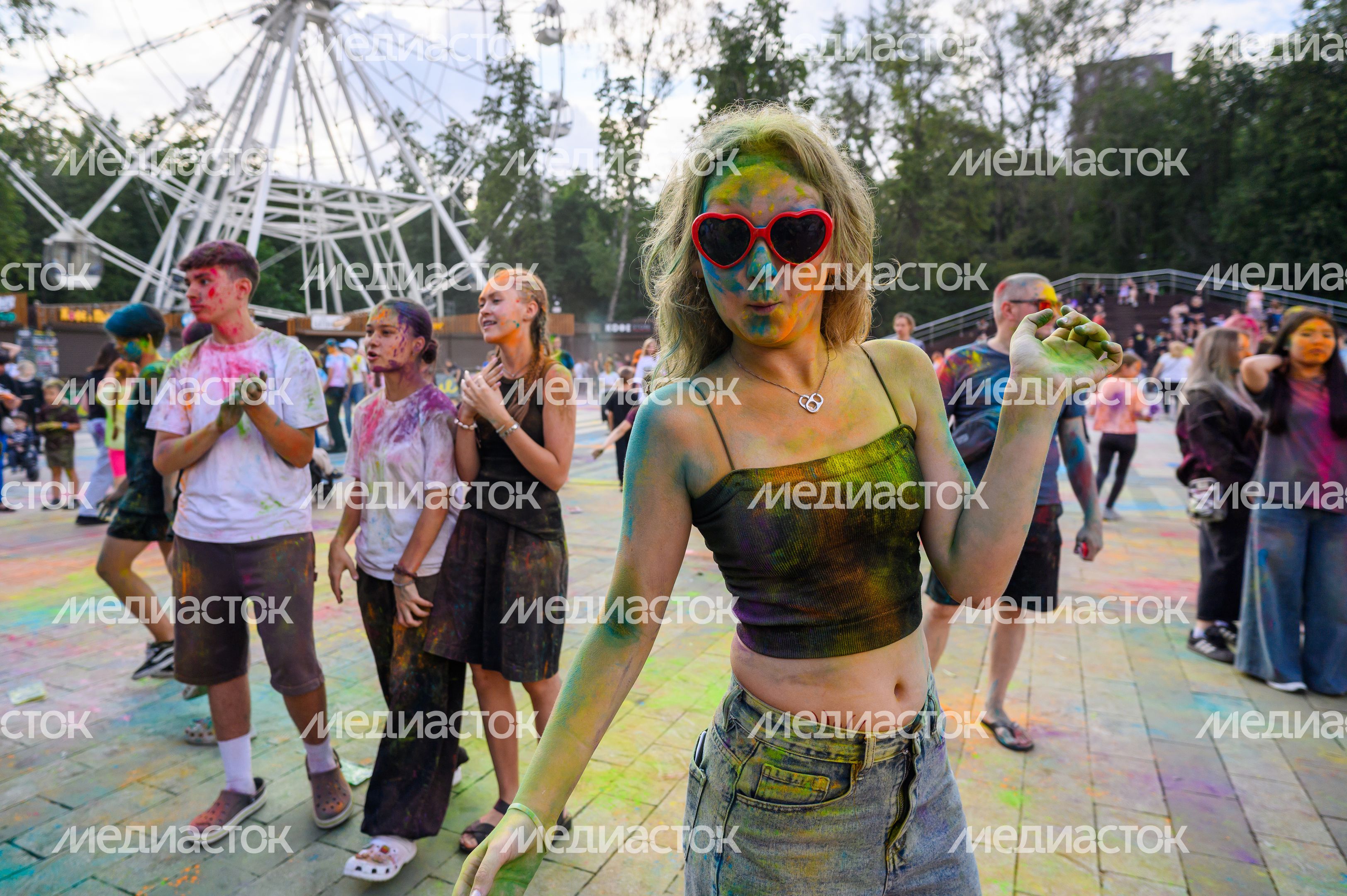 Фестиваль красок Holi Dance в Наташинском парке в Люберцах Фестиваль красок Holi Dance в Наташинском парке в Люберцах