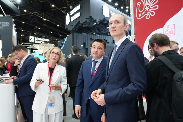 Дмитрий Григоренко посетил подмосковный стенд на ПМЭФ-2026