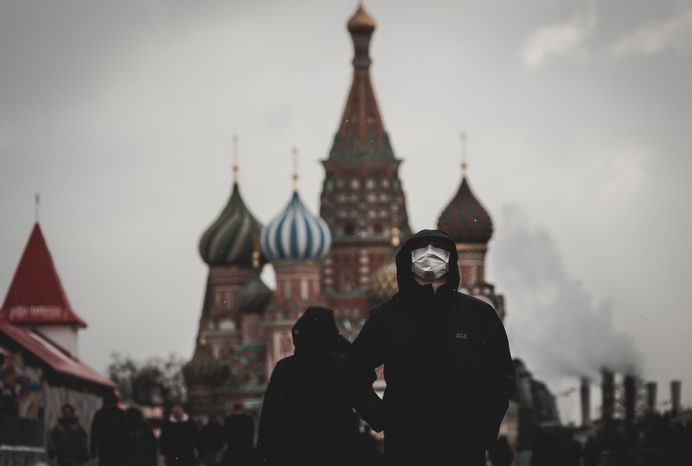 Люди в масках в период эпидемии коронавируса