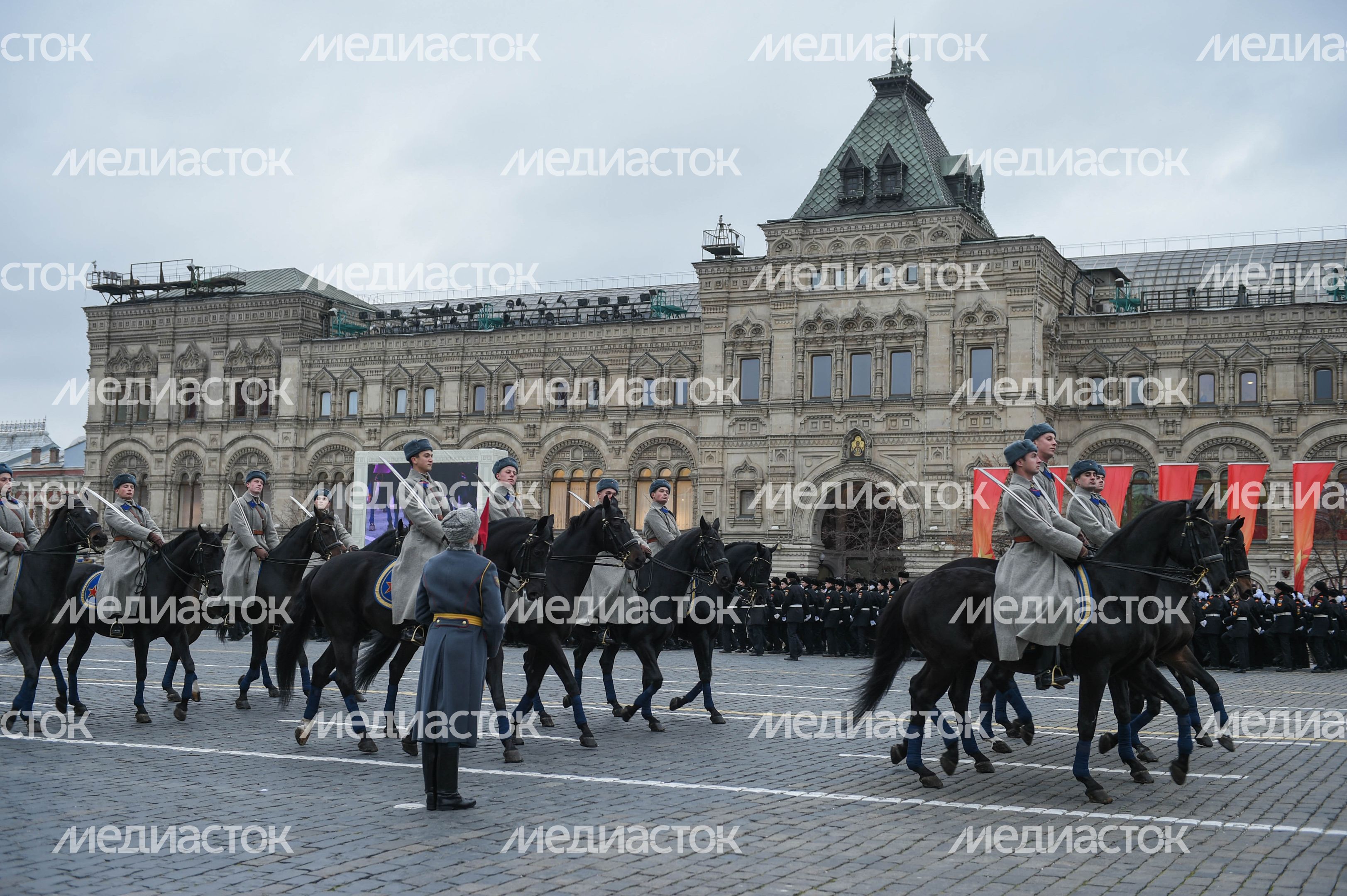 Торжественный марш в честь парада 1941 года на Красной площади в Москве