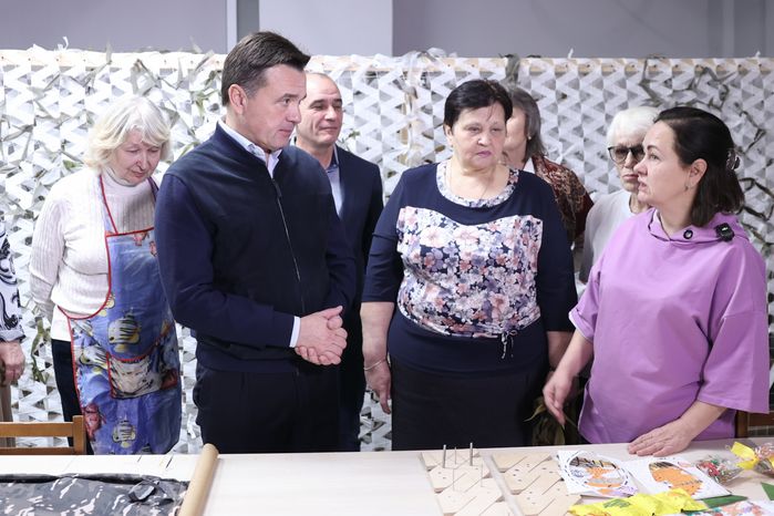 Андрей Воробьев посетил мастерскую волонтерского объединения «Zамаскируем СВОих»