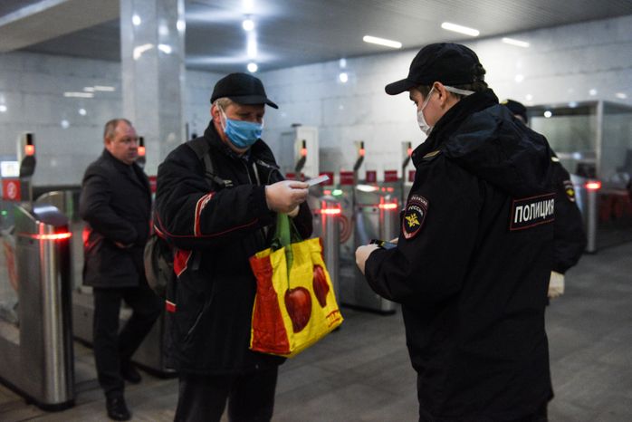 Проверка электронных пропусков в московском метро