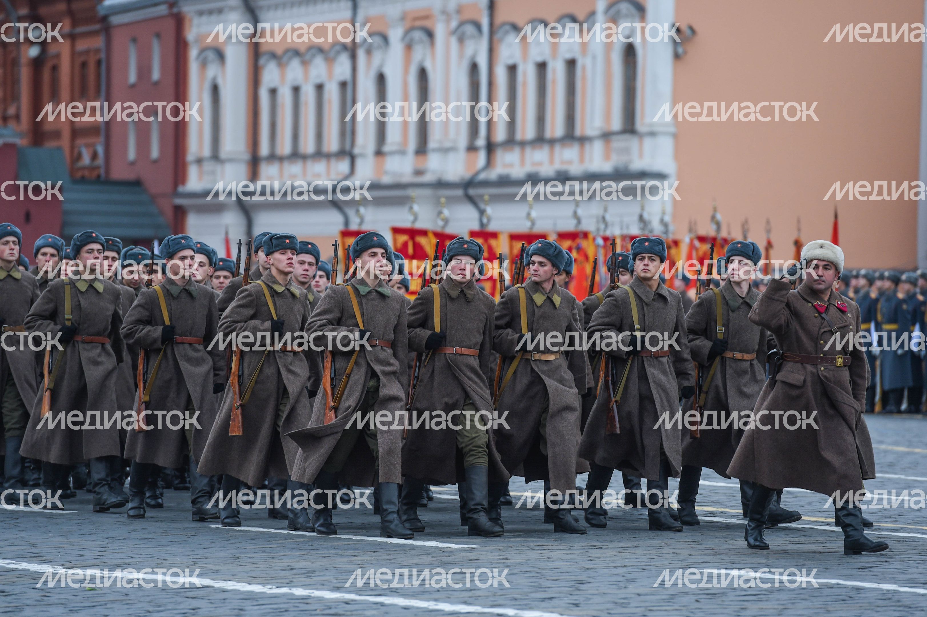 Торжественный марш в честь парада 1941 года на Красной площади в Москве