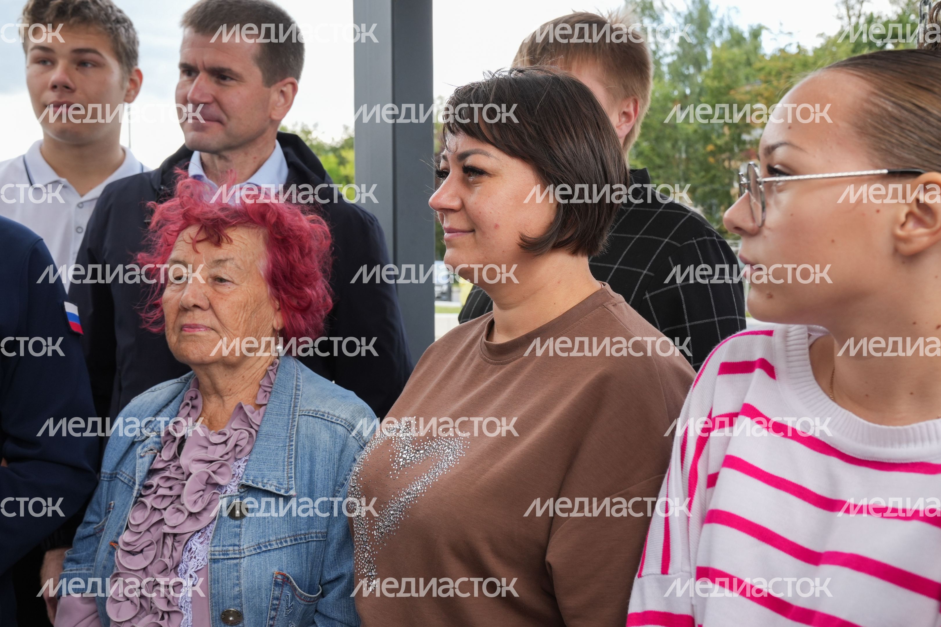 Жители Егорьевска в обновленном сквере "60 лет Победы"