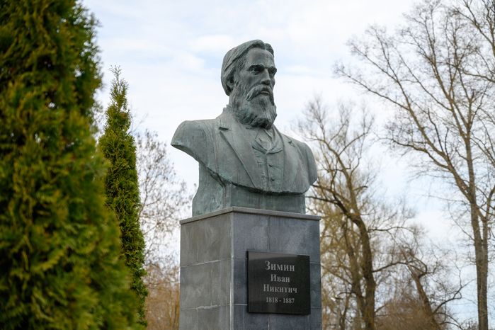 Бюст промышленника Ивана Никитовича Зимина в городе Дрезна Орехово-Зуевского округа