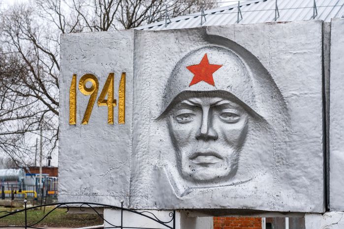 Памятник-обелиск воинам, погибшим в годы Великой Отечественной войны в деревне Подмоклово округа Серпухов