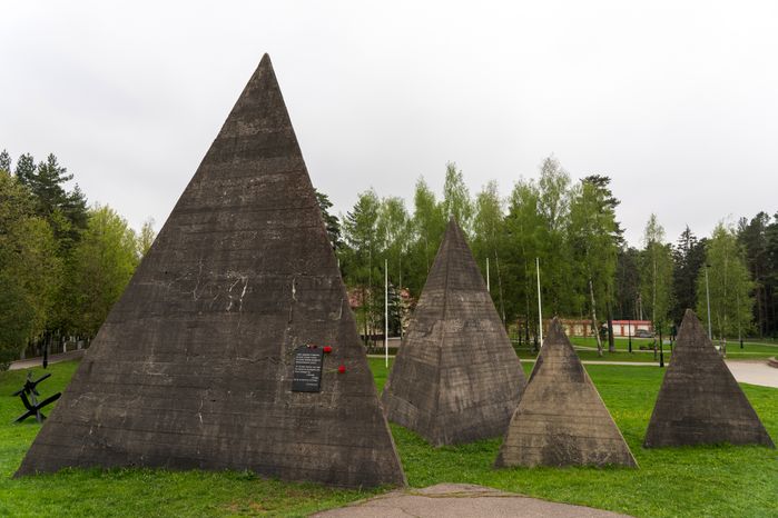 Памятник танку Т-34-85 у Ленино-Снегиревского военно-исторического музея в Ленино округа Истра