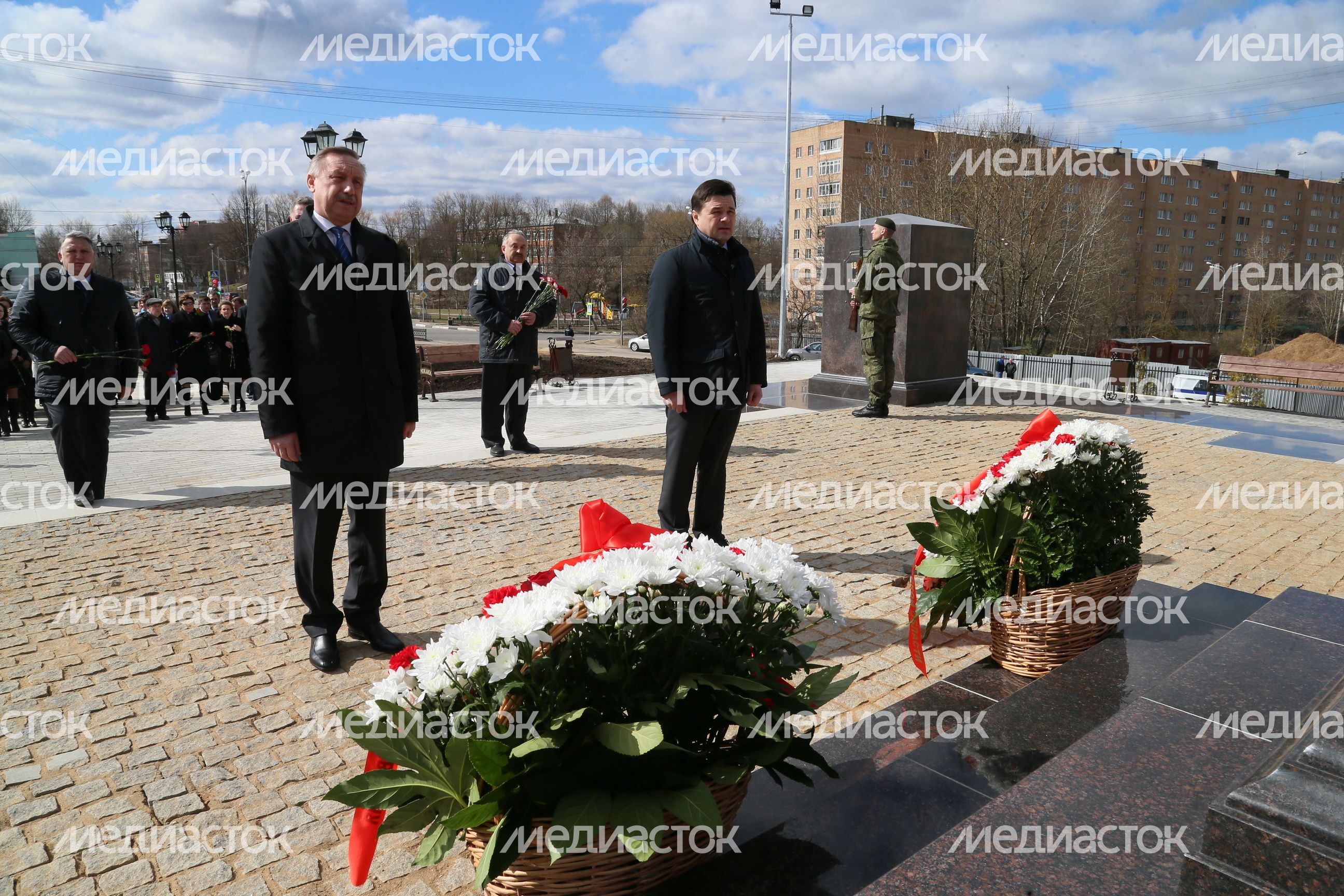 А. Воробьев возложил венки к стеле «Можайск – город воинской славы»