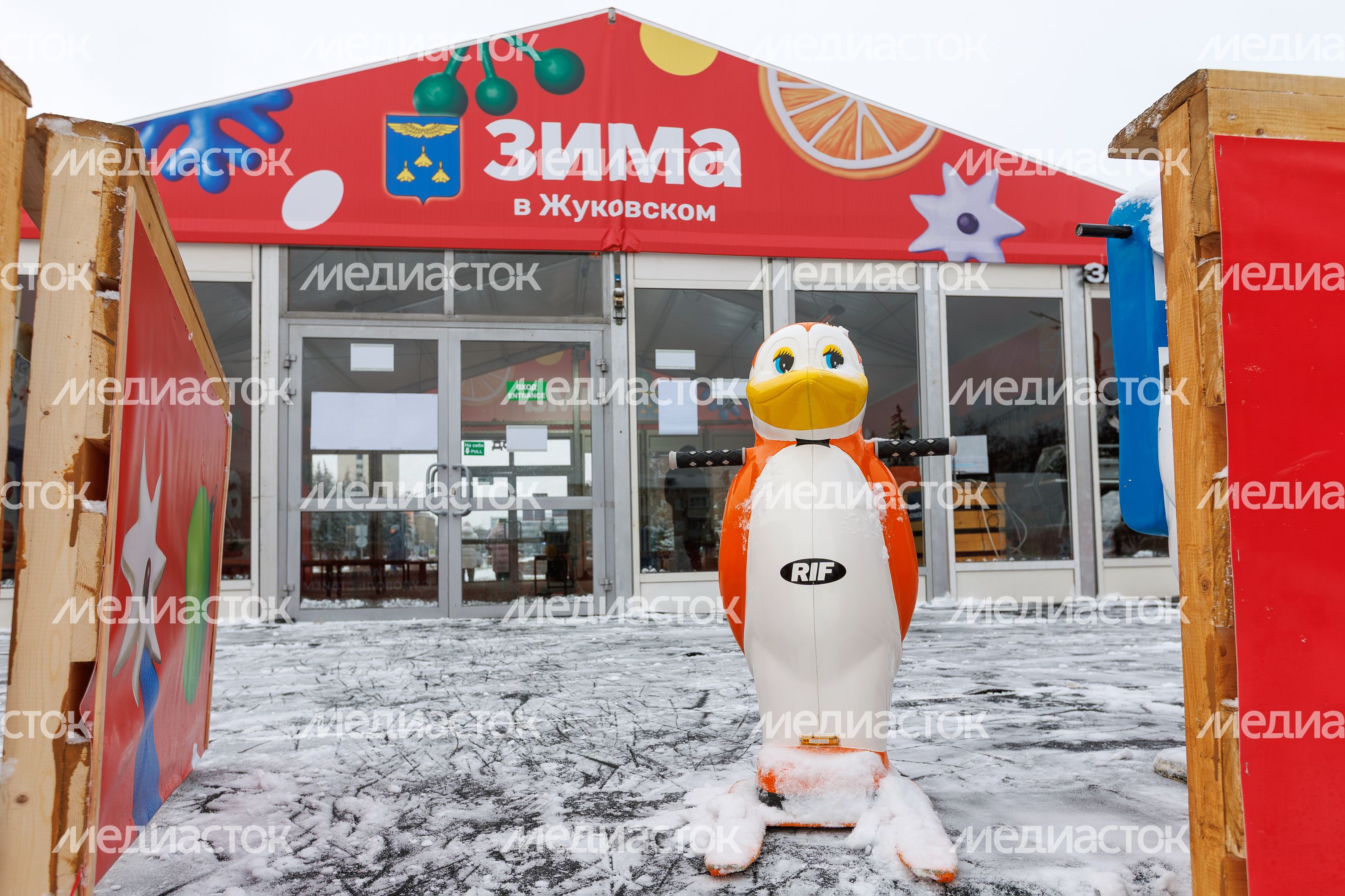 Каток на площади Ленина в Жуковском Каток на площади Ленина в Жуковском