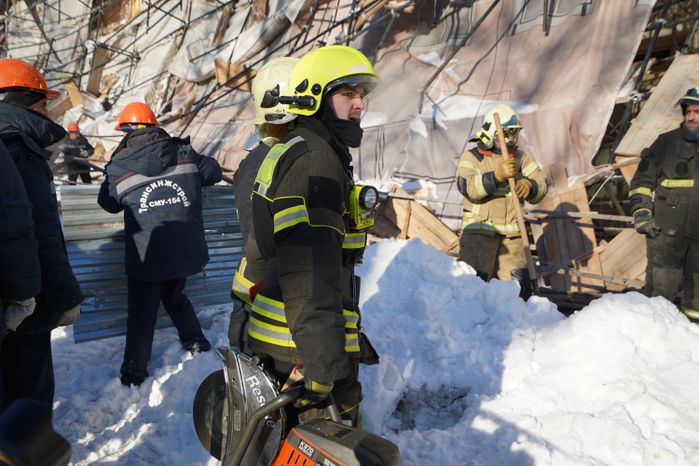 Кадры с места обрушения строительных лесов на Лубянском проезде в Москве
