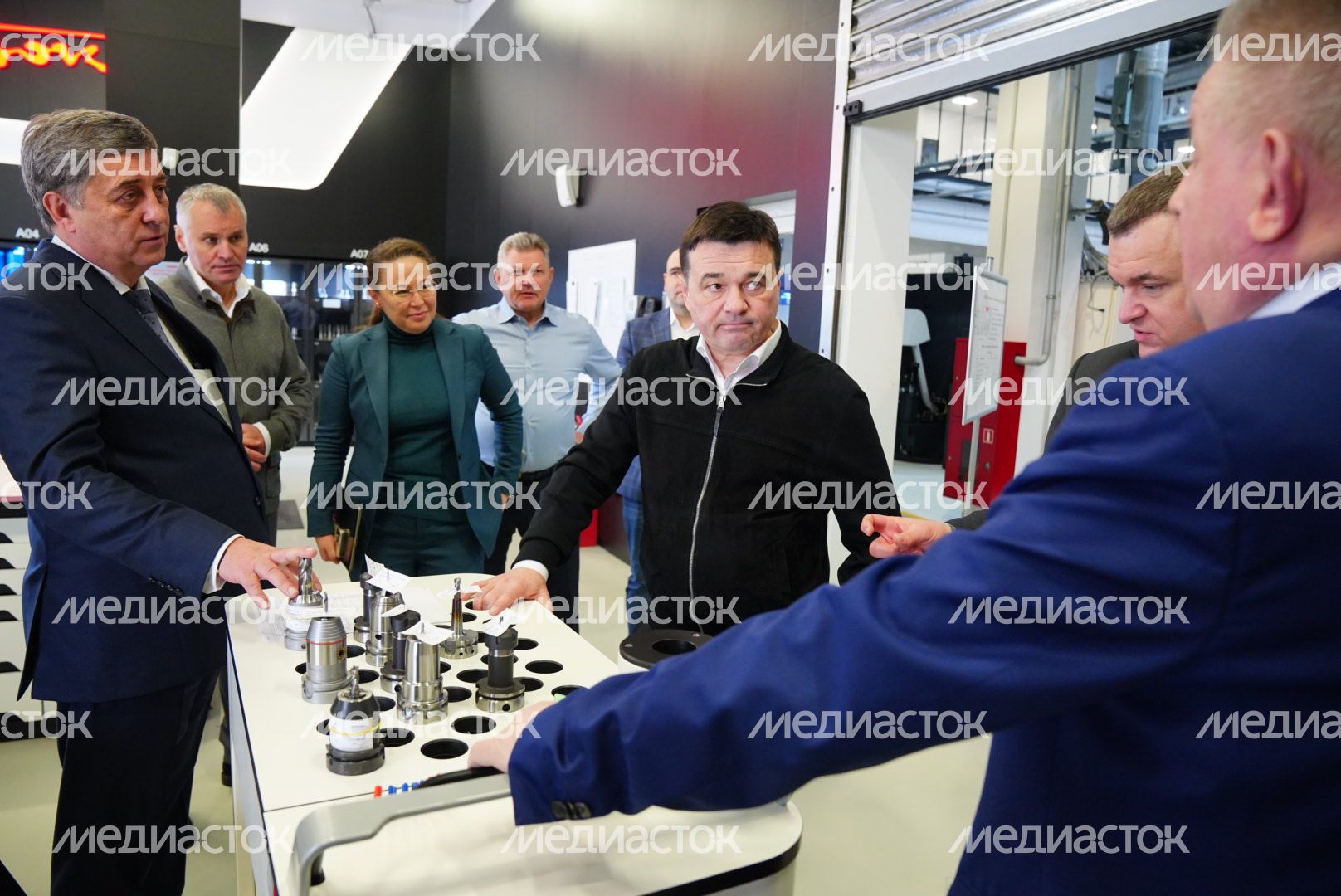 Вручение губернатором цветов сотрудникам НПП «Исток»​​