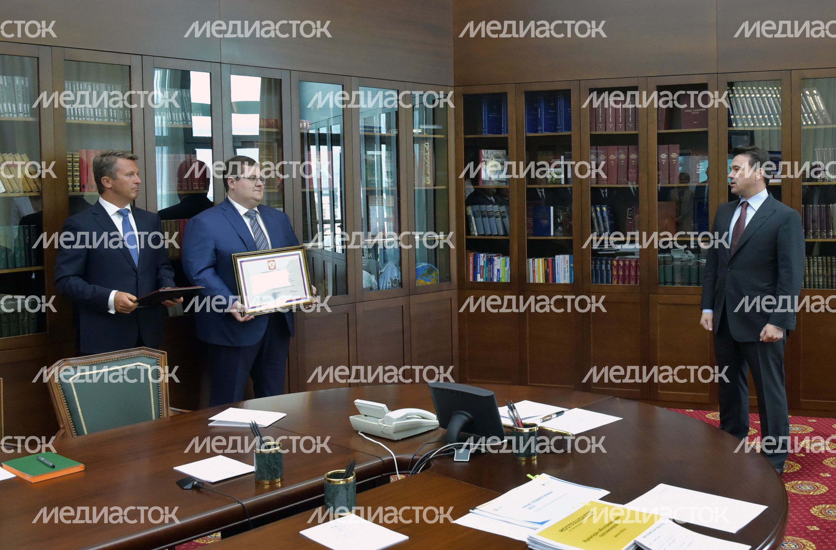 А. Воробьев вручил награды по поручению Президента РФ