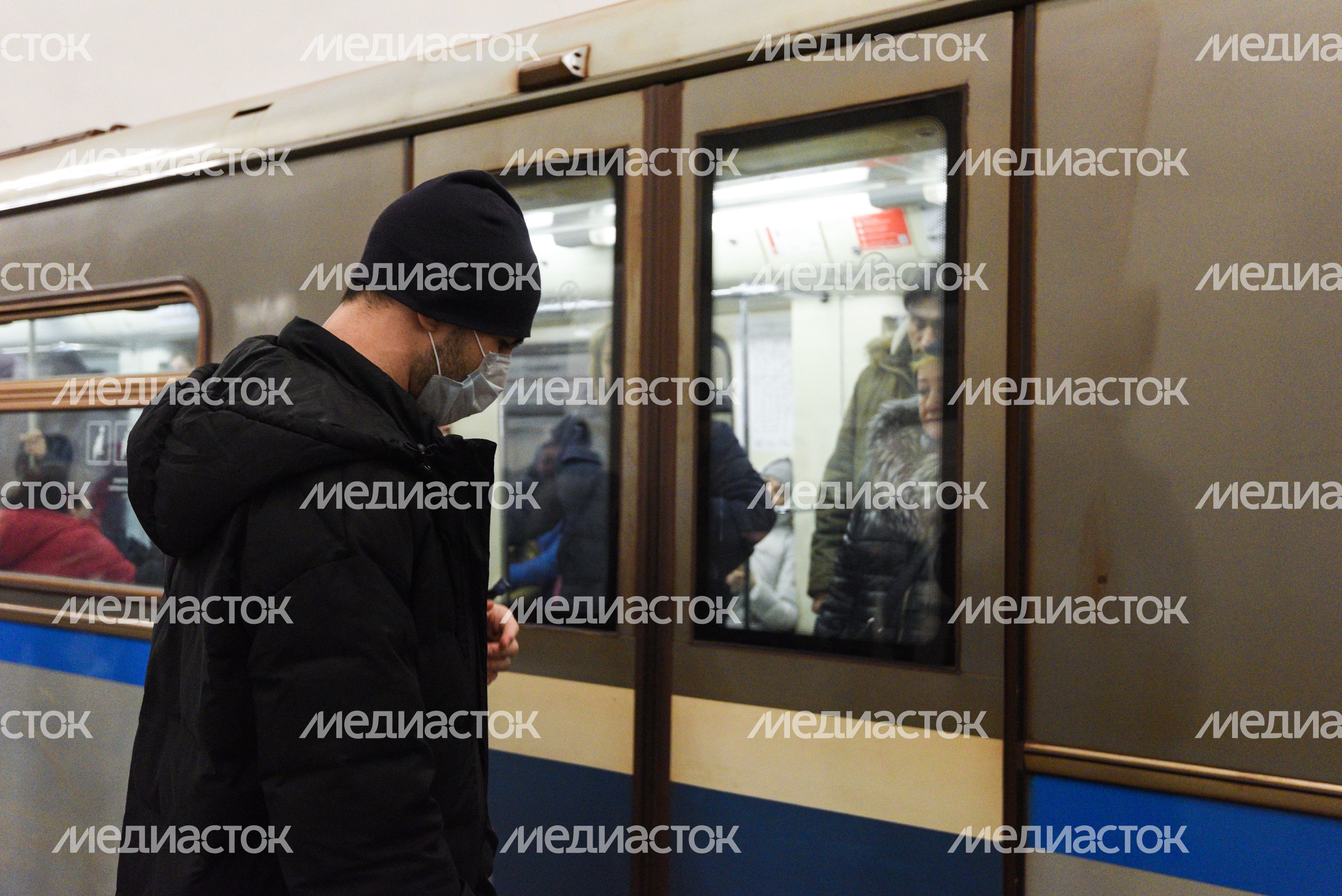 Люди в масках в период эпидемии коронавируса